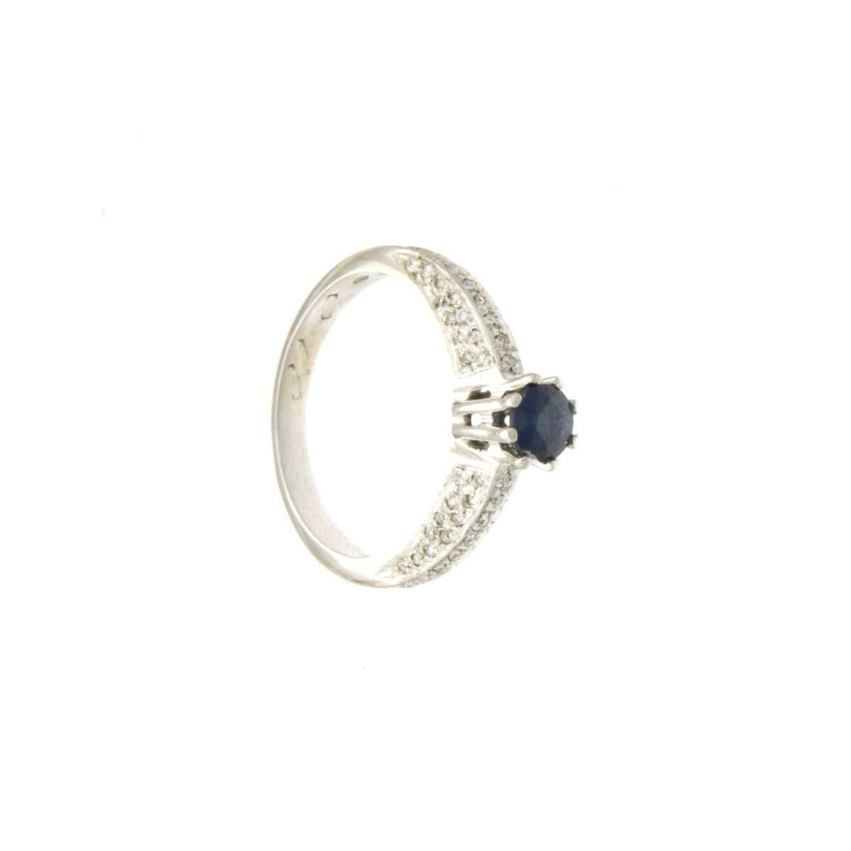 Solitaire white gold sapphire ring with carat diamonds 0.31 G-VS1