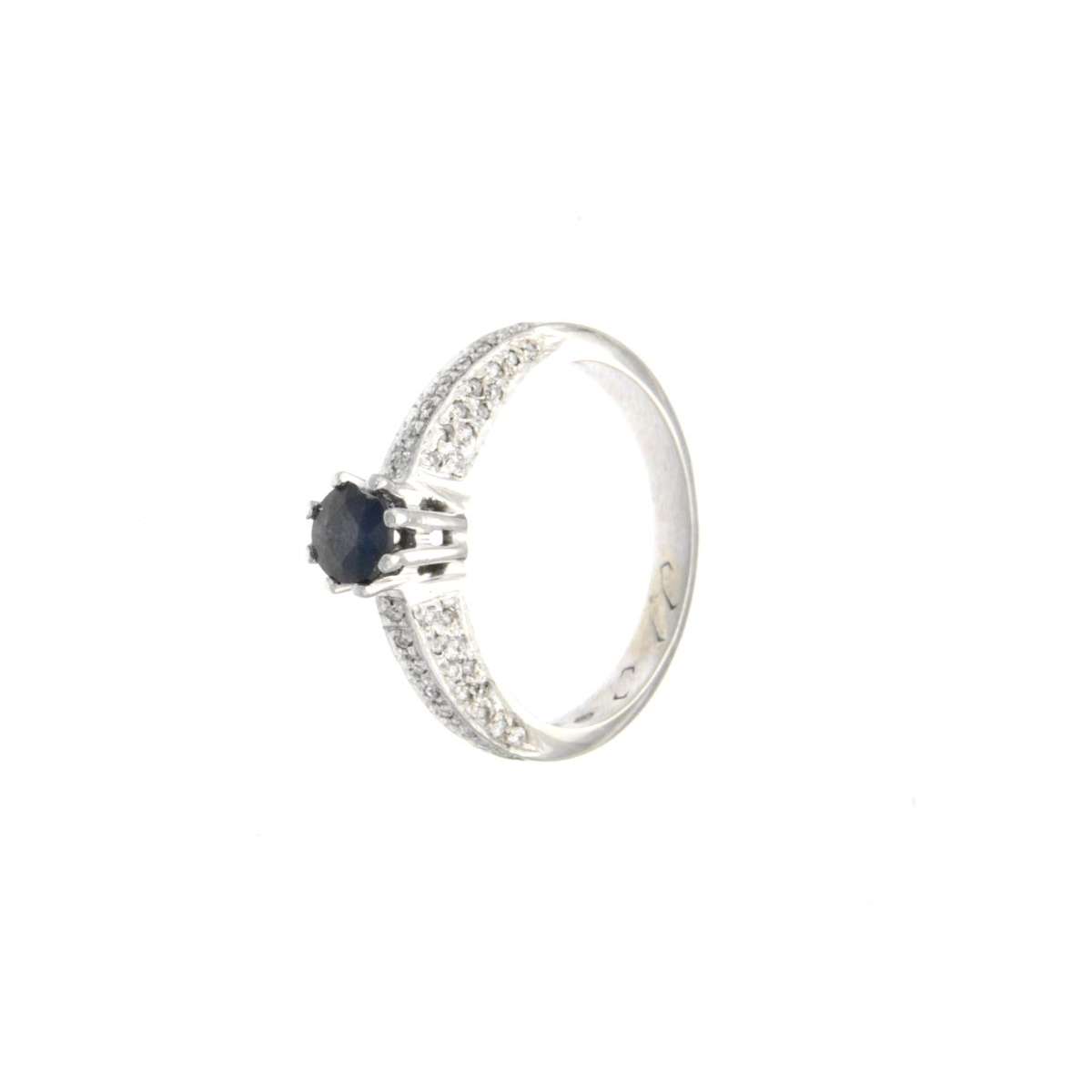 Solitaire white gold sapphire ring with carat diamonds 0.31 G-VS1