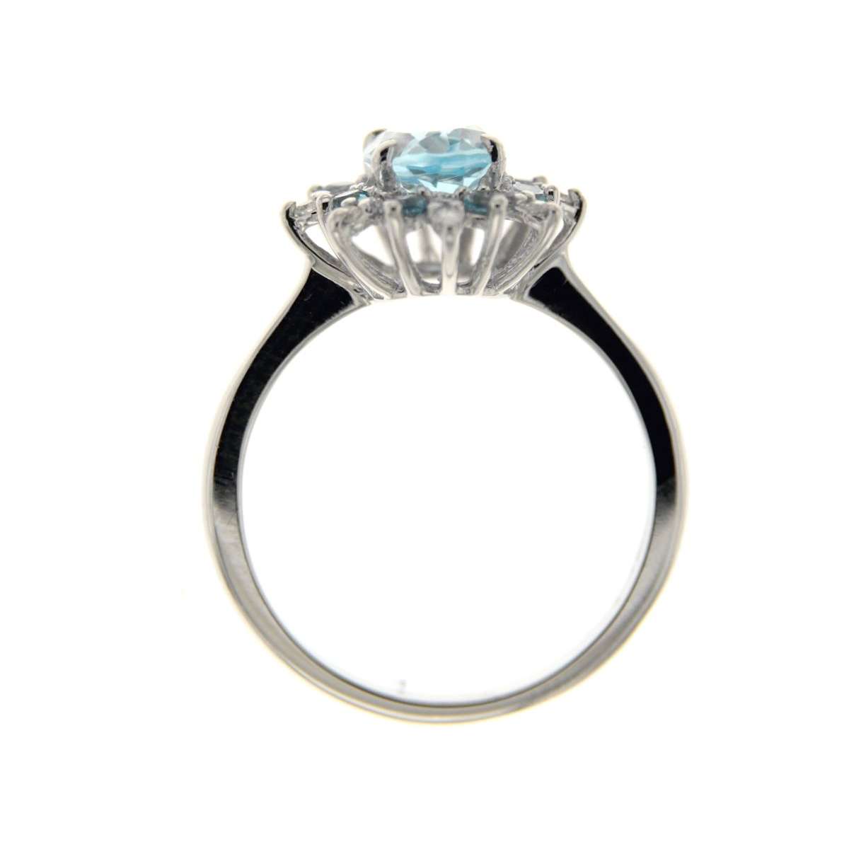 Ring with 1.90 carat blue topaz and 0.12 carat diamonds G-VS1