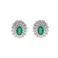 Orecchini con smeraldi ct 0.93 e contorno di diamanti ct 0.90 G-VS1 Orecchini con smeraldi ct 0.93 e contorno di diamanti ct 0.90 G-VS1