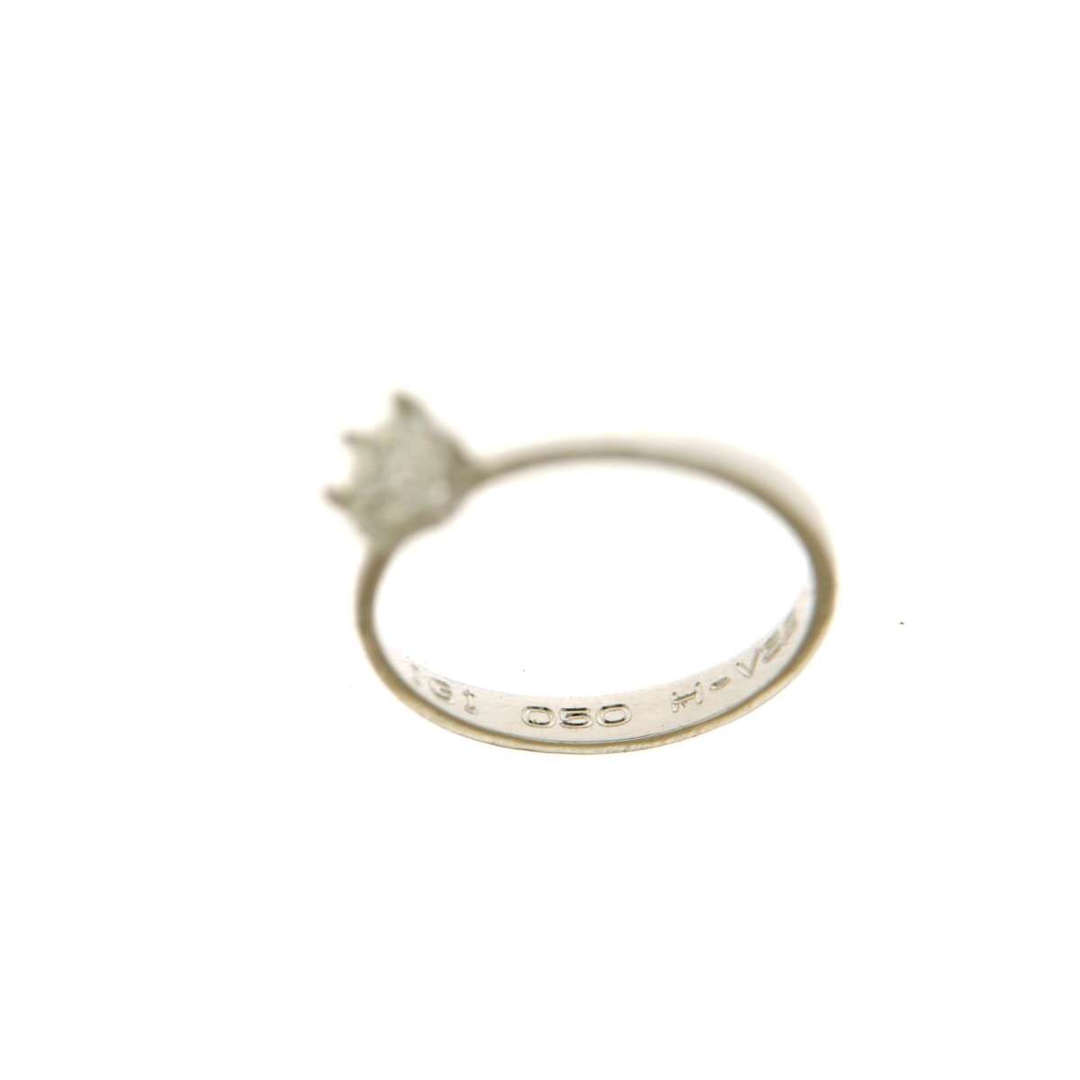 Anello solitario con 6 griffe oro baianco 18 kt diamante naturale certificato IGI ct 0.50 H-VS2