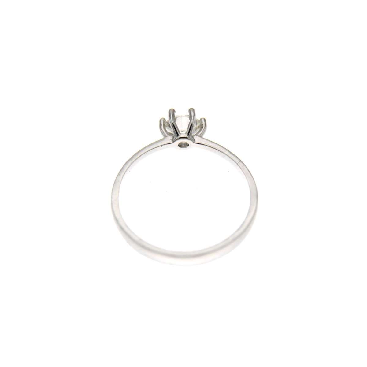 Anello solitario con 6 griffe oro baianco 18 kt diamante naturale certificato IGI ct 0.50 H-VS2
