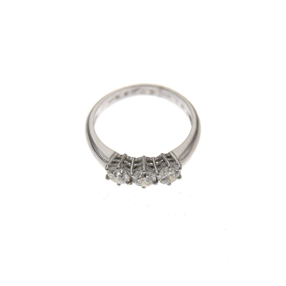 18kt White Gold Trilogy Ring with Natural Diamonds 0.90 Carat - Color G Clarity VVS2 - IGI Certified