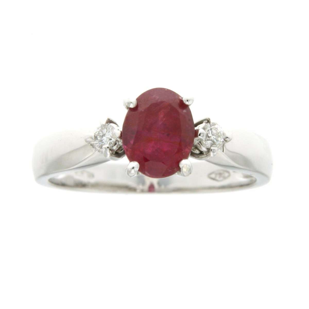 White gold ring ruby 1.33 cts. 0.10 carats diamonds G-VS1