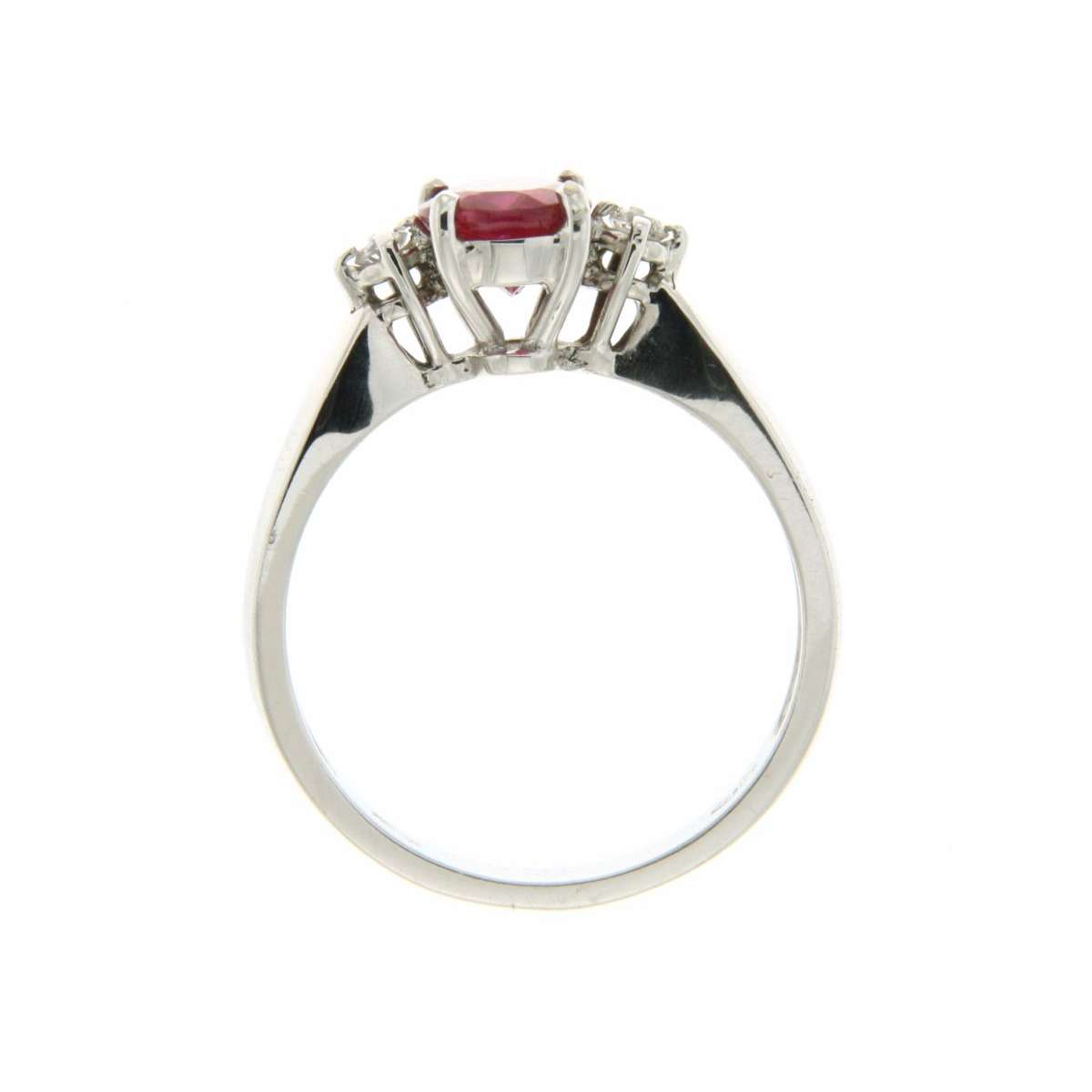 White gold ring ruby 1.33 cts. 0.10 carats diamonds G-VS1