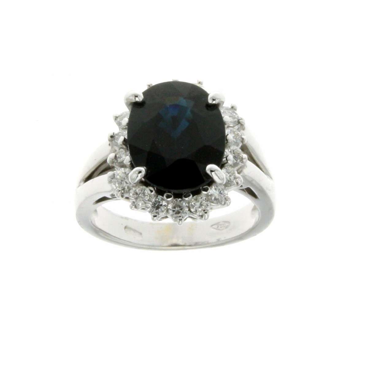 White gold ring central blue sapphire 5.20 cts. 0.62 carats diamonds frame G-VS1