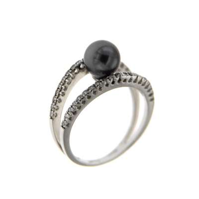 White gold double band ring with black pearl 6.5-7mm in between 0.15 carats diamonds G-VS1