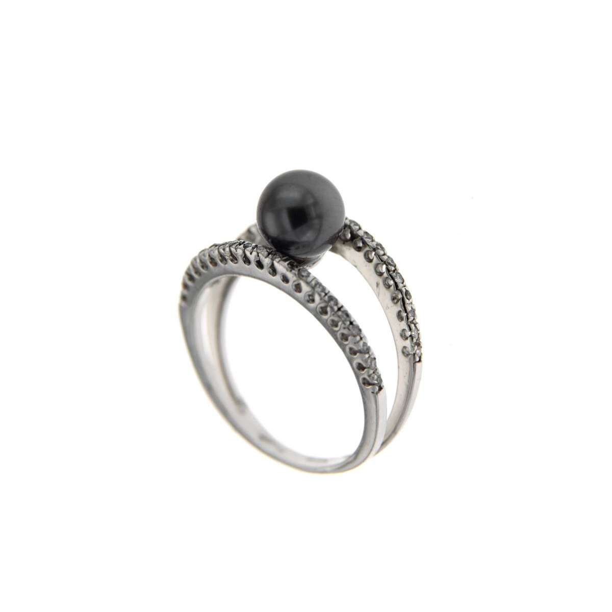 White gold double band ring with black pearl 6.5-7mm in between 0.15 carats diamonds G-VS1