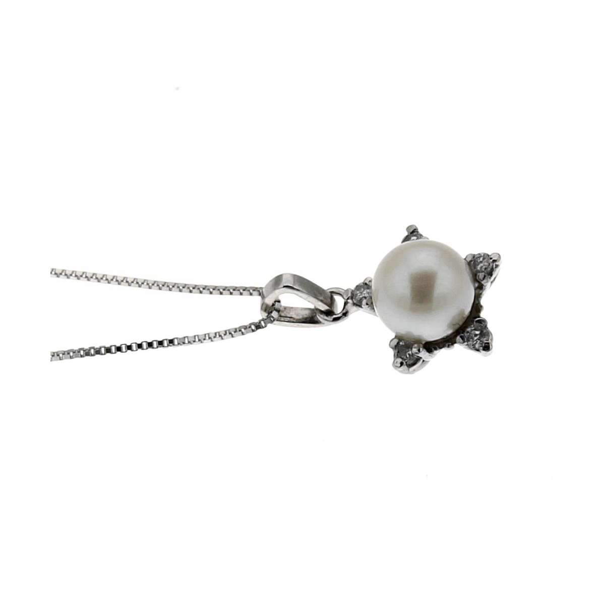 Collana fiore con perla mm 6 con e diamanti ct 0,05 G-VS1