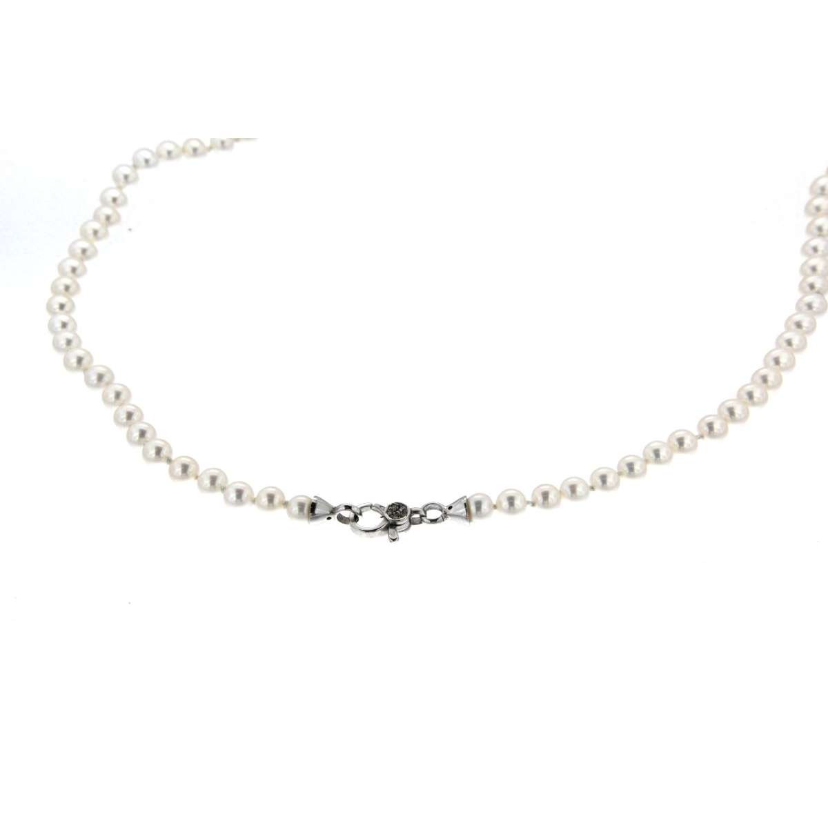 Pearl choker with white gold central Springring clasp 0.03 carats diamonds G-VS1