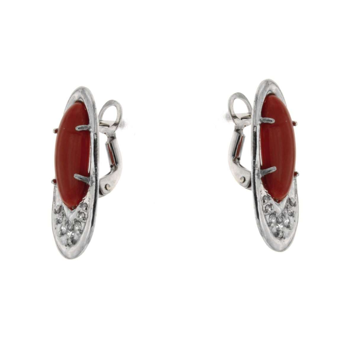 Oval earrings with red coral 4.70 cts. 0.10 carats brilliant-cut diamonds G-VS1
