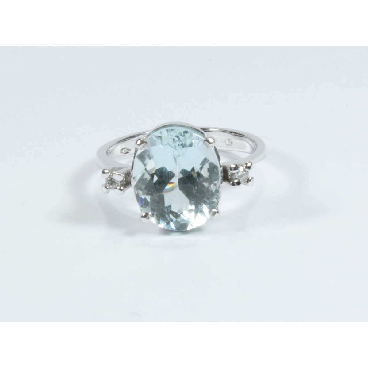 White gold ring with aquamarine 3.50 cts. diamonds 0.06 carats G-VS1