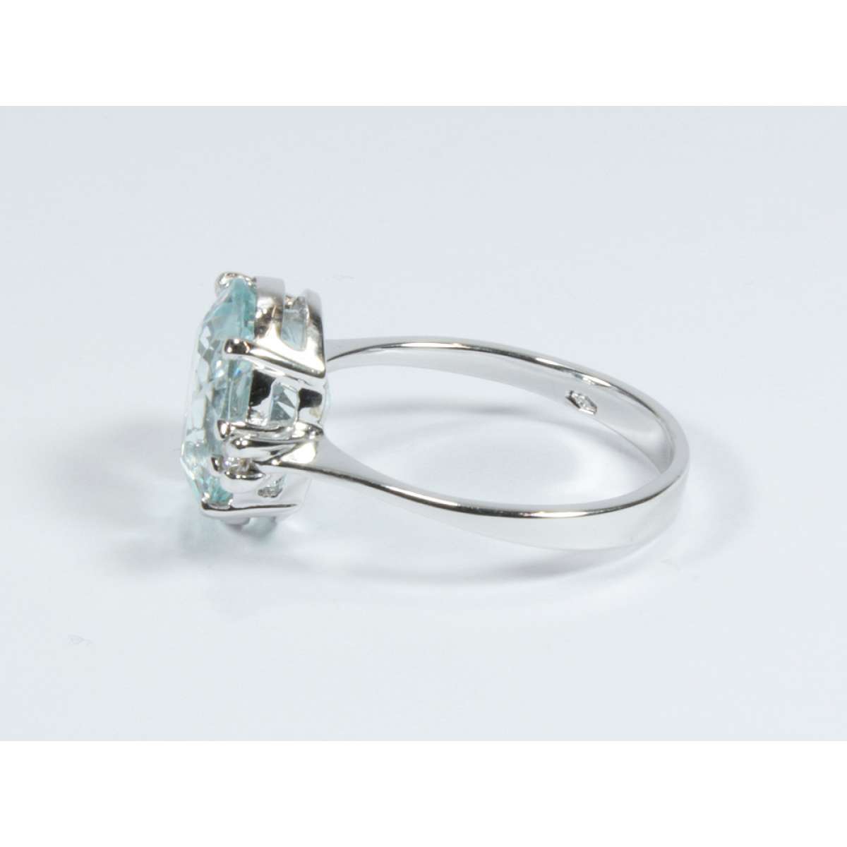 Anello con acquamarina Ct 3.50 diamanti ct 0.06 G-VS1