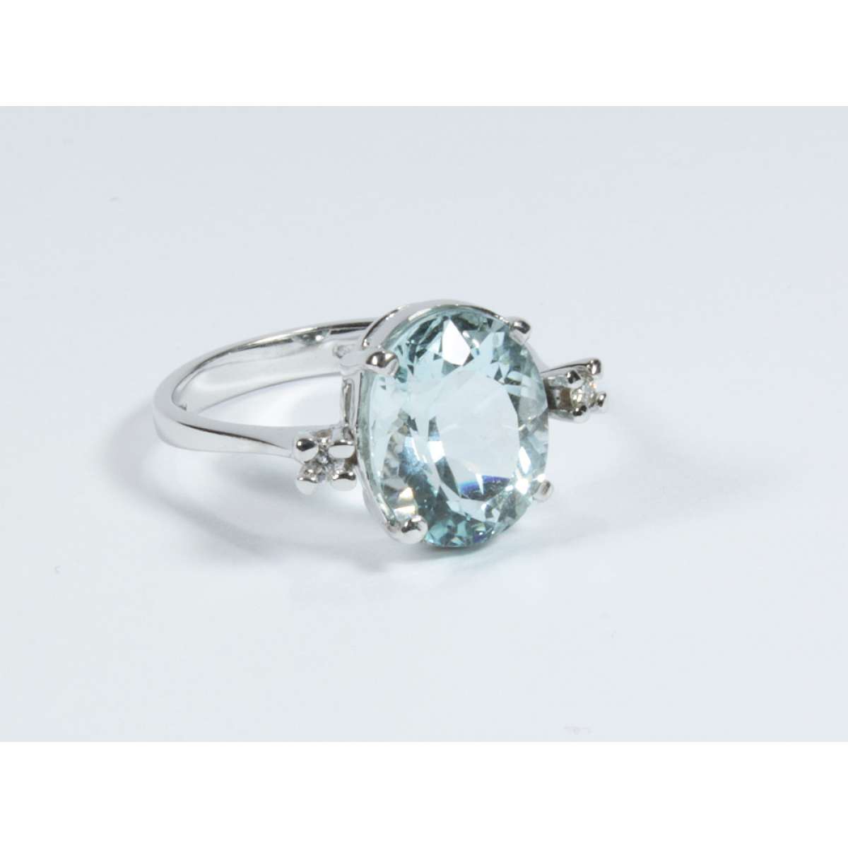 White gold ring with aquamarine 3.50 cts. diamonds 0.06 carats G-VS1