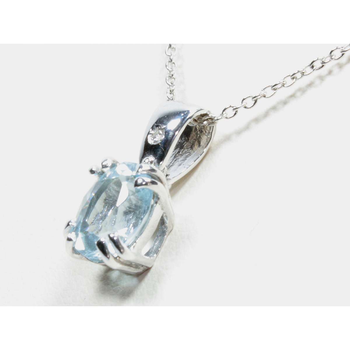 Necklace with pendant 1.88 cts. aquamarine 0.01 carats diamonds G-VS1