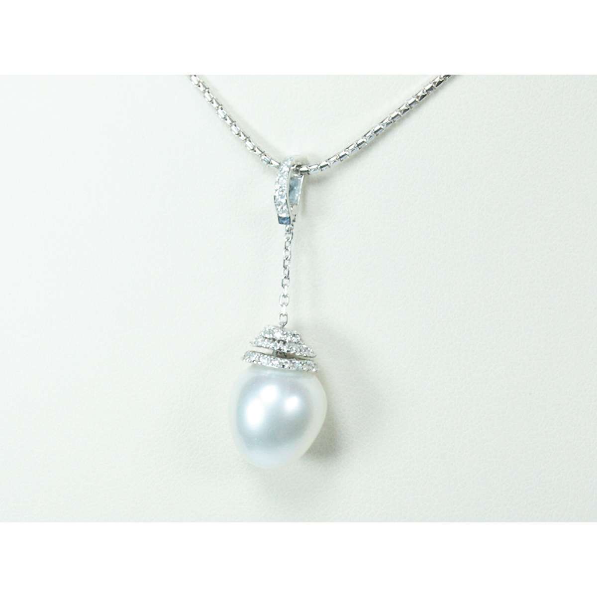 White gold necklace with irregular Australian pearl 12mm 0.36 carats diamonds G-VVS1