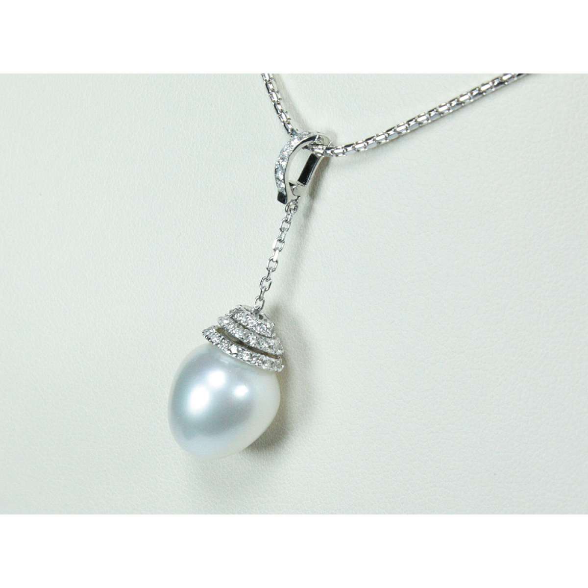 White gold necklace with irregular Australian pearl 12mm 0.36 carats diamonds G-VVS1