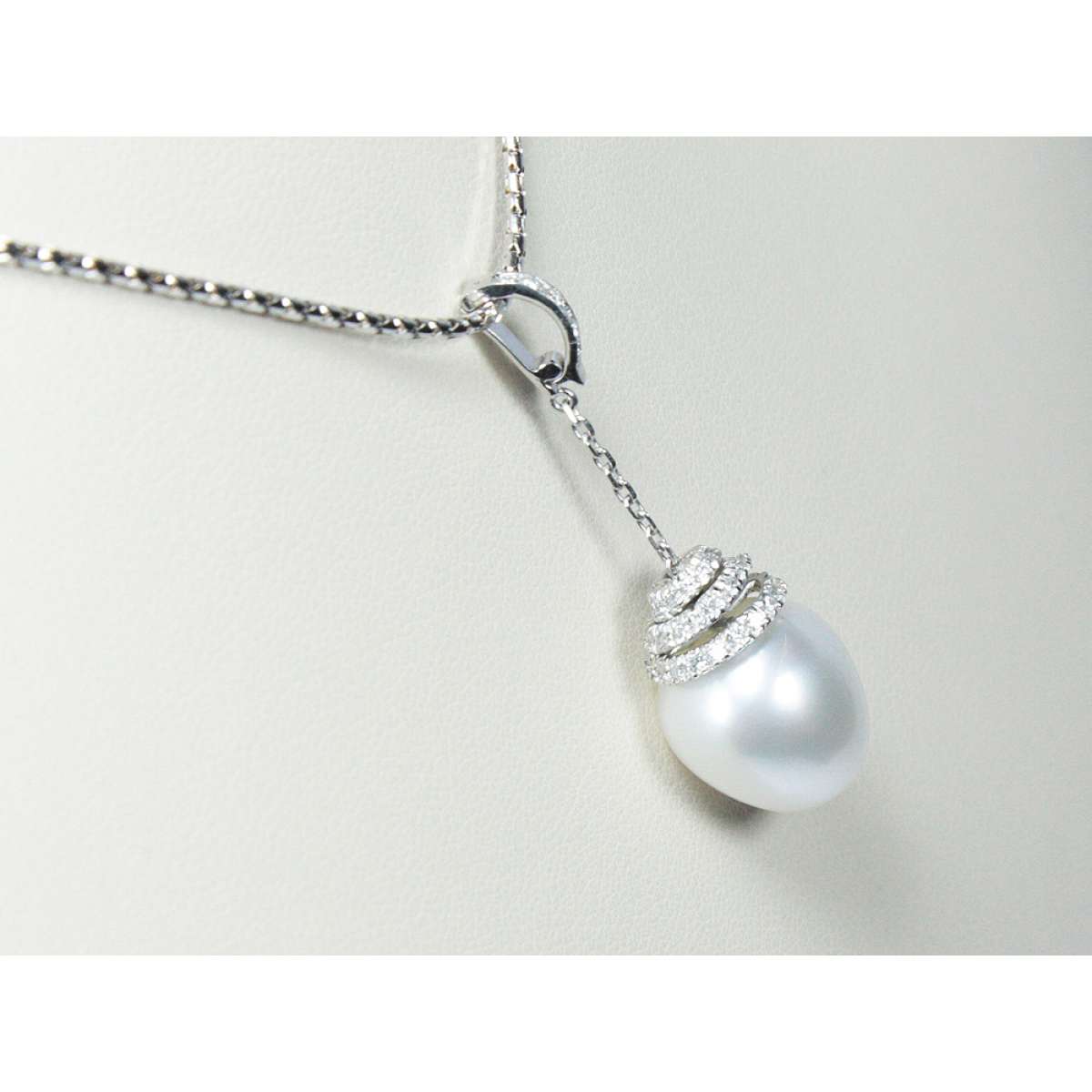 White gold necklace with irregular Australian pearl 12mm 0.36 carats diamonds G-VVS1