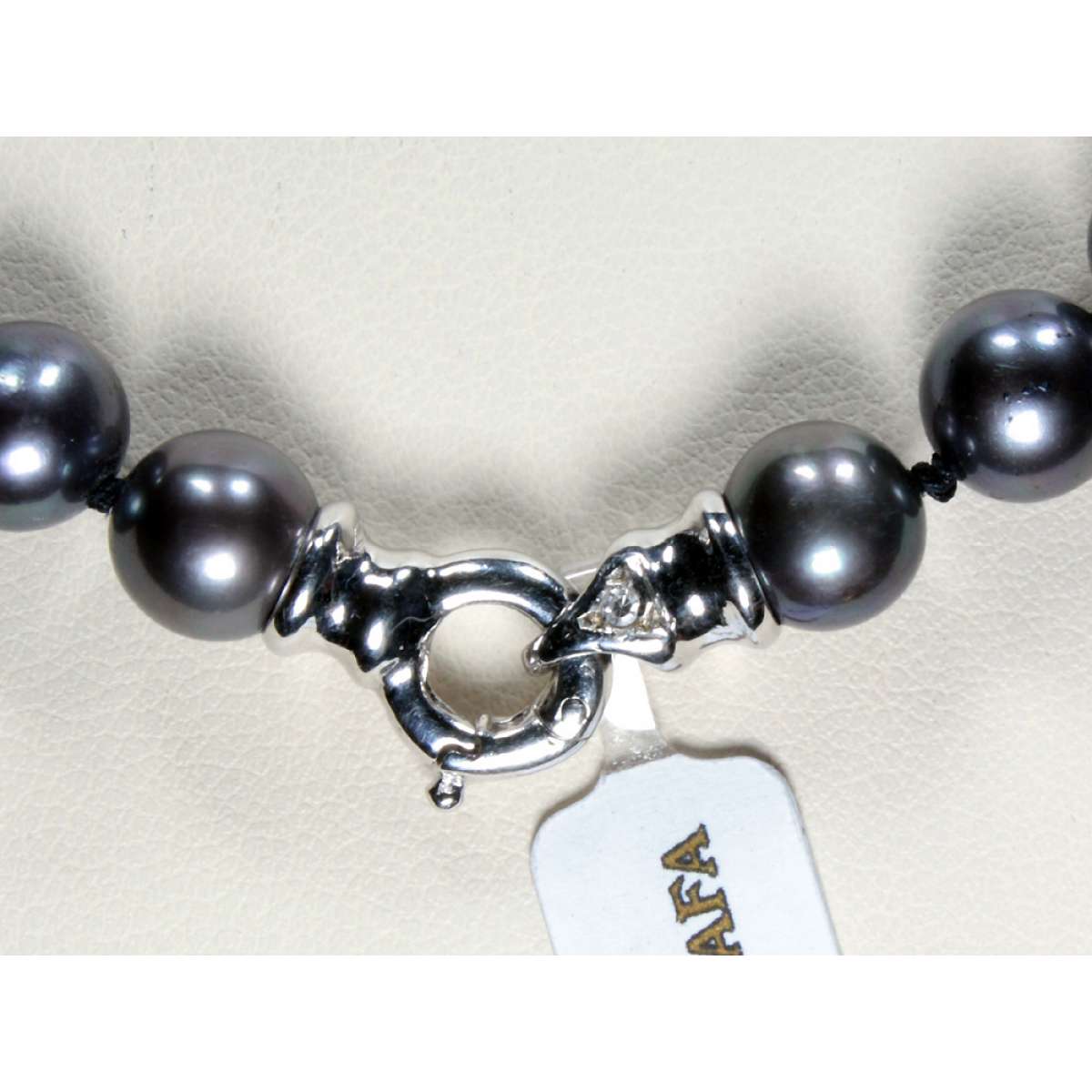 Black pearl choker 7mm white gold clasp 0.02 carats diamonds G-VS1