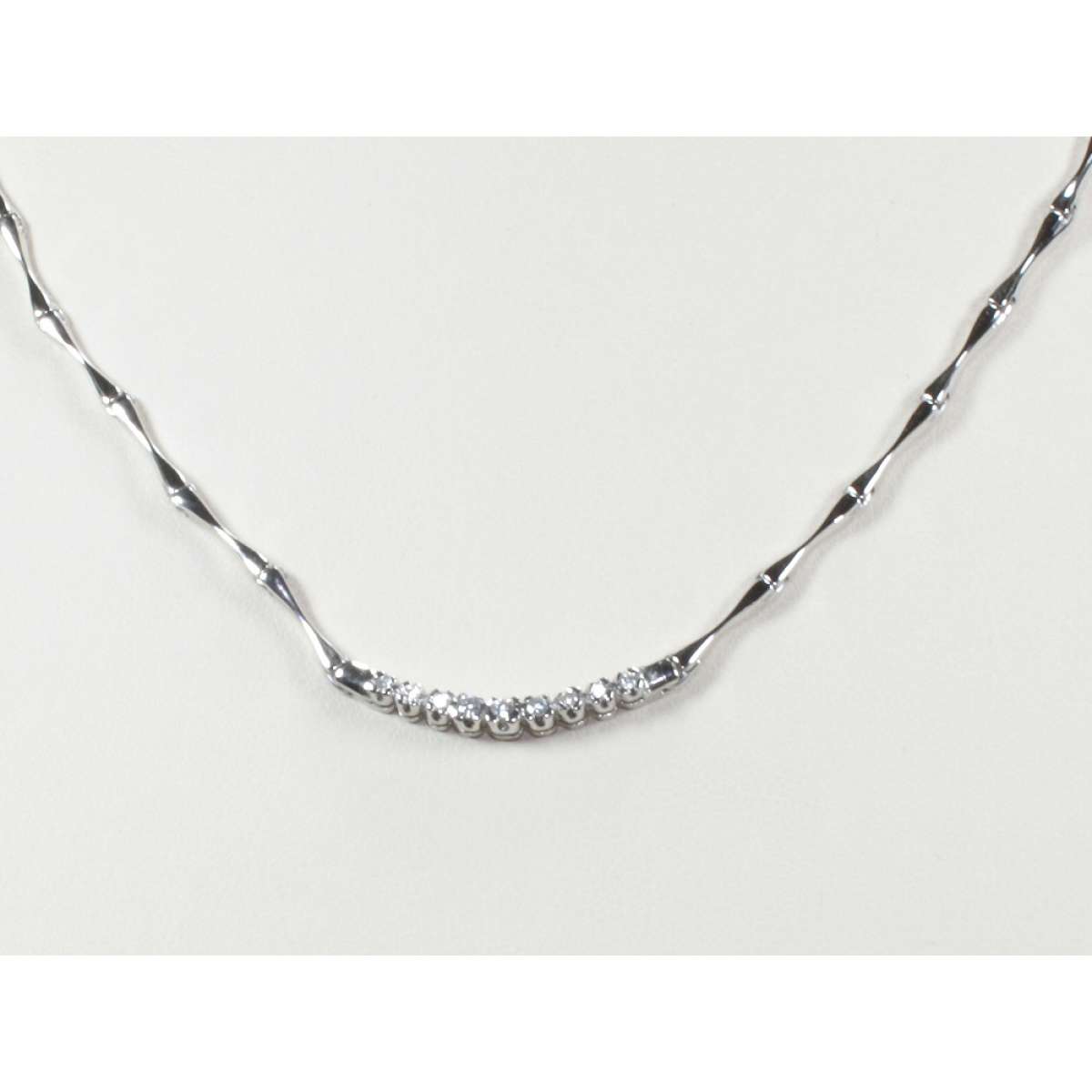 Semi-rigid choker 0.12 carats diamonds G-VS1