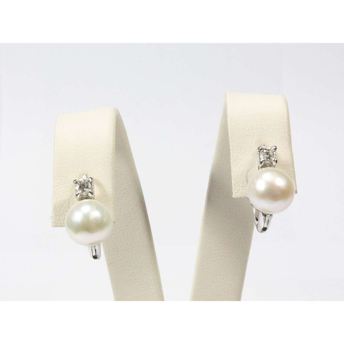 Earrings pearls 8mm 0.10 carats brilliant-cut diamonds G-VS1