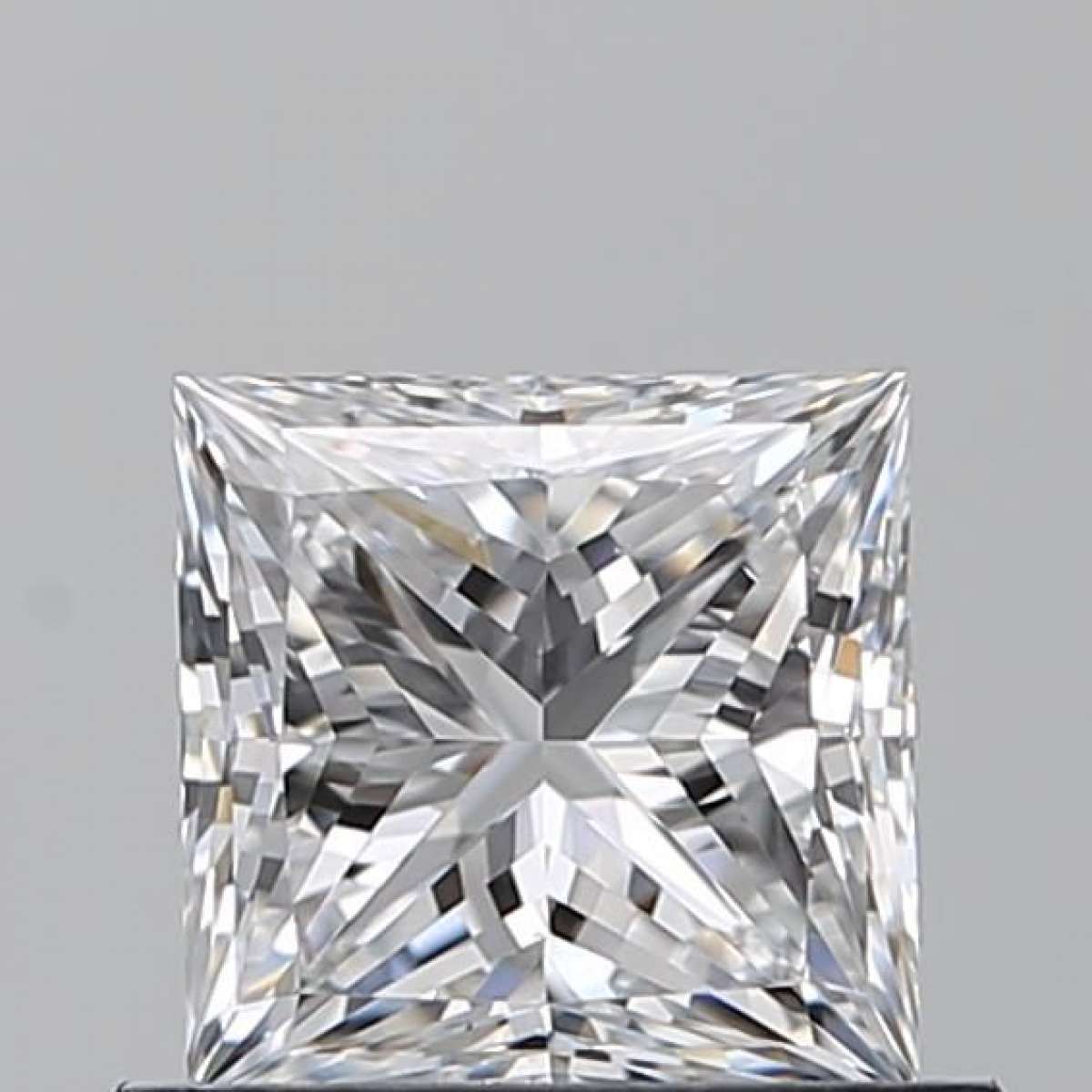 Diamante Certificato GIA Carati 0.7 Colore D Purezza VS1  -  VG  VG Fluorescenza NON Brown No Green No Milky No EyeClean 100%