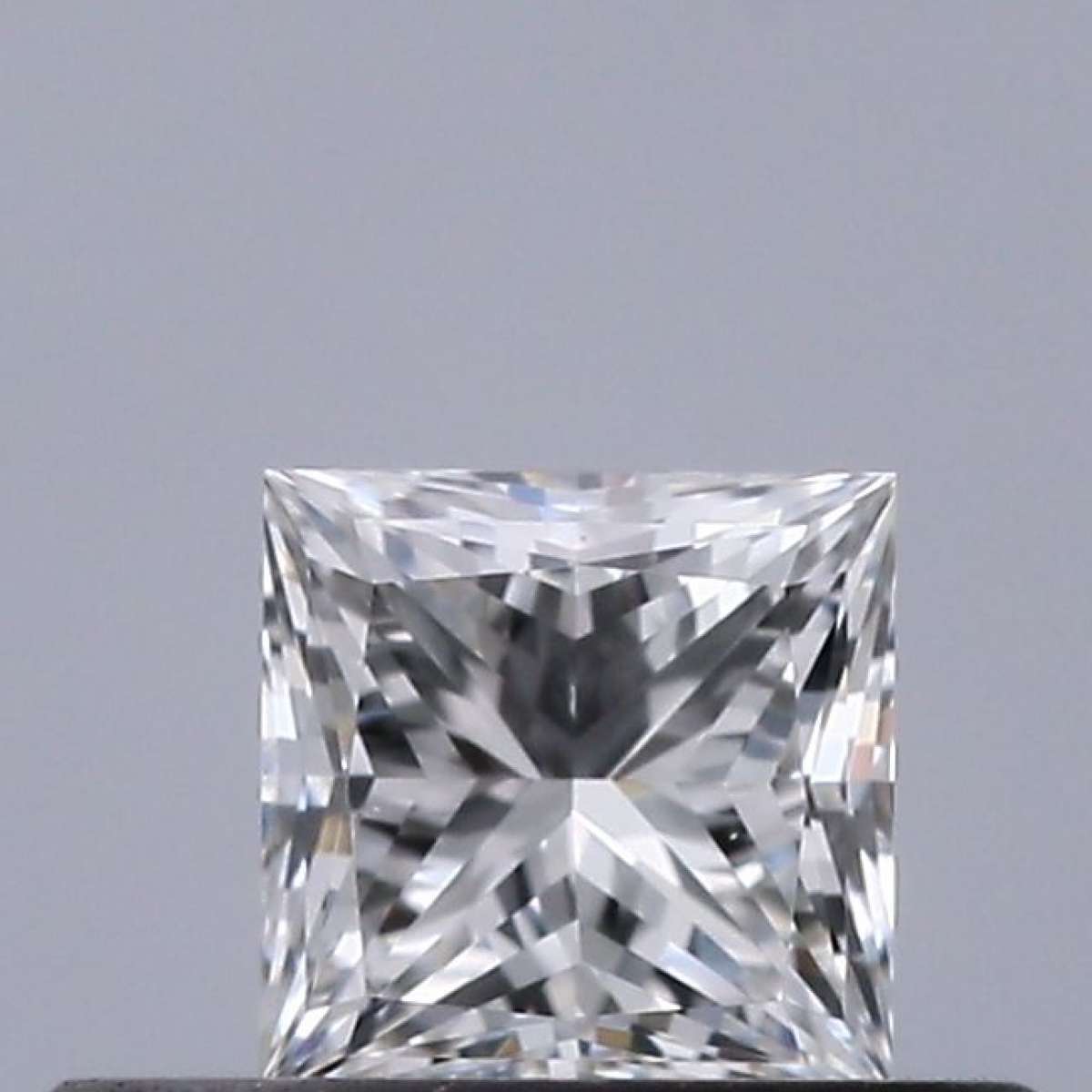 Certified Diamond GIA Carats 0.31 Color E Clarity VVS2  -  EX  VG Fluorescence NON Brown No Green No Milky No EyeClean 100%